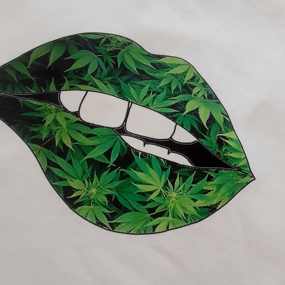 Weed lipz!!! - Picture 3 of 4